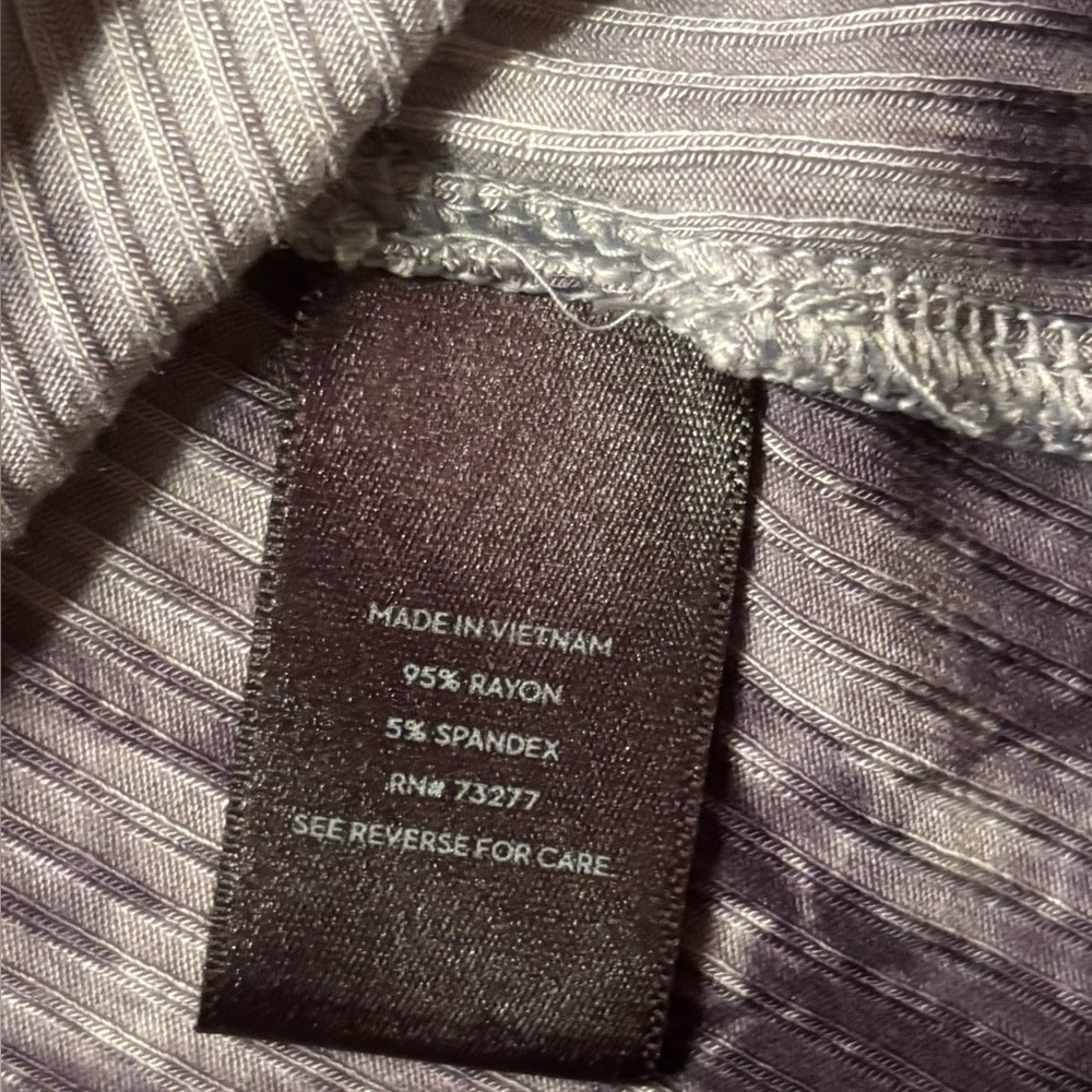Vera Wang Soft Gray Top L - Picture 6 of 6
